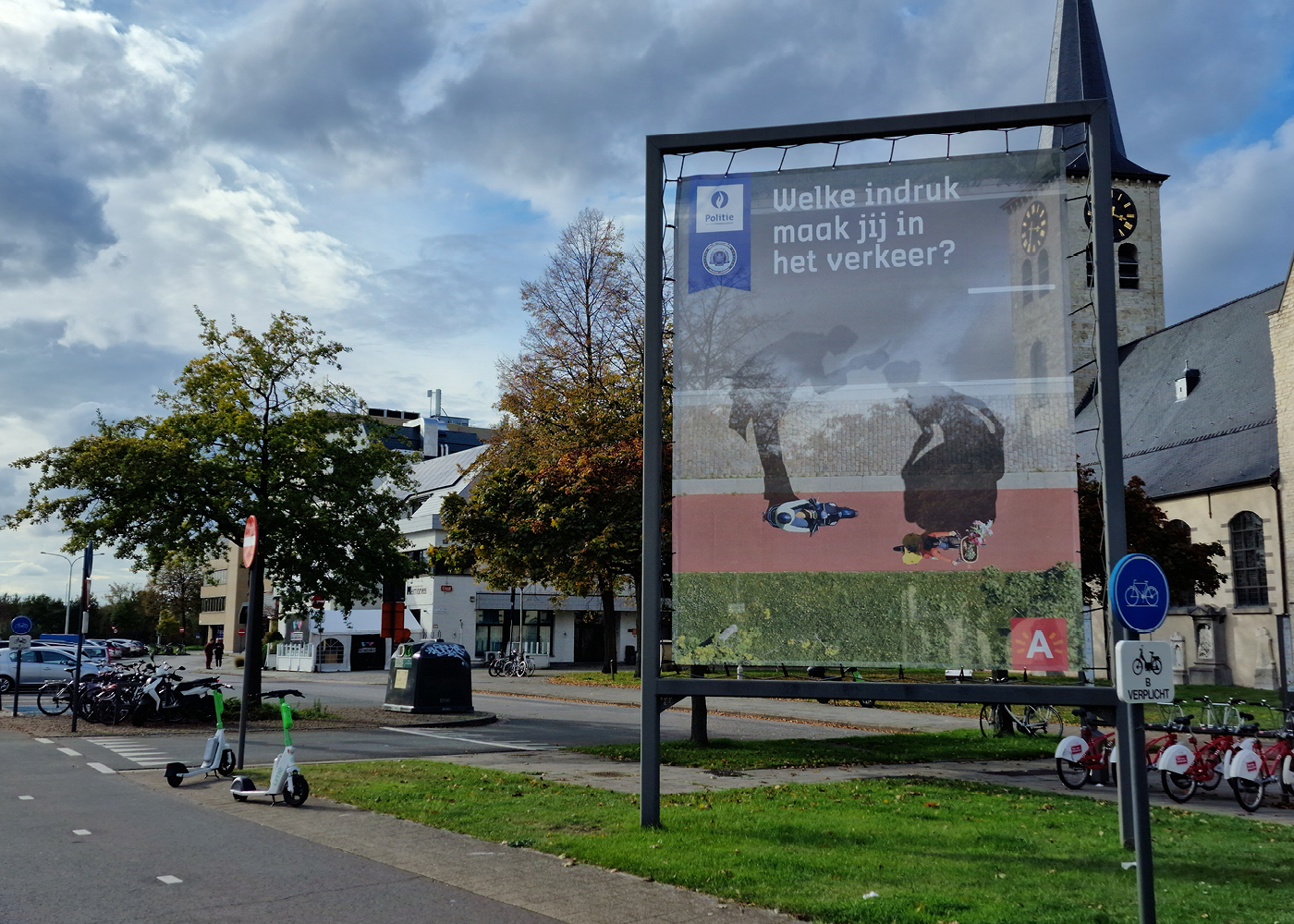 Politiezone Antwerpen-Verkeerscampagne-poster in straat-liggend-1400x1000px-2